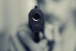 Bandidos se passam por funcionários de empresa de energia, amarram casal e vítimas são obrigadas a fazer PIX de R$ 12 mil em Arapiraca