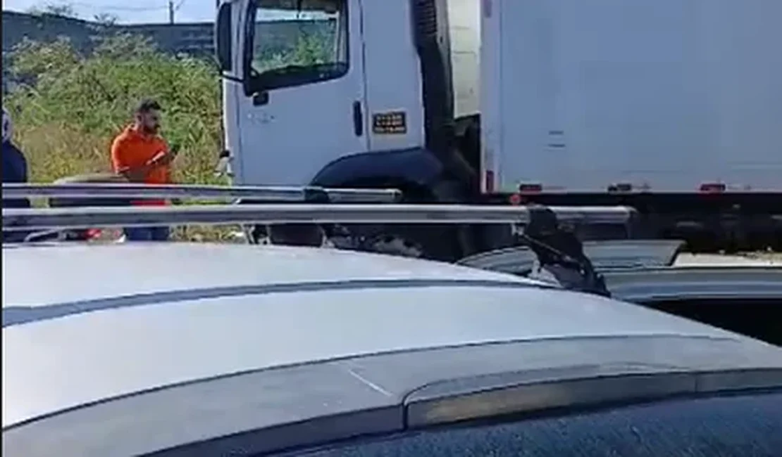 Homem fica ferido após colidir carro contra caminhão na Cidade Universitária, em Maceió