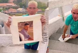 Influenciador arapiraquense sobe de joelhos escada da estátua do Padre Cícero com foto de Carlinhos Maia