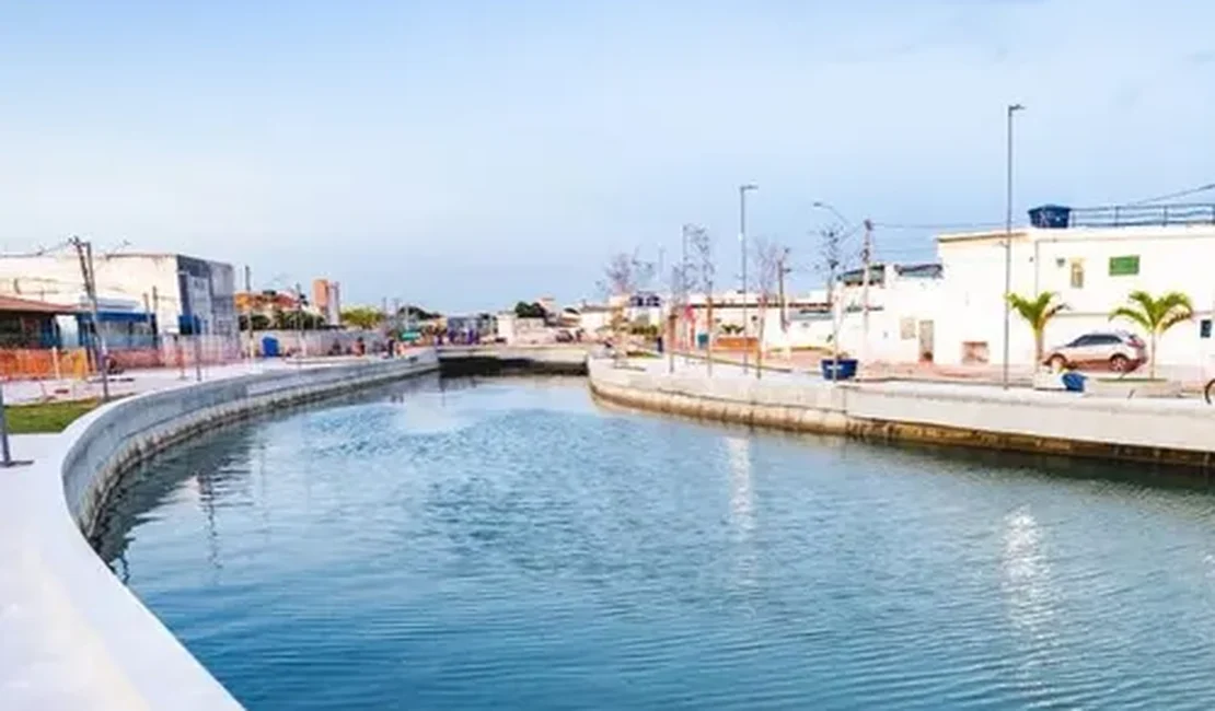 Operários são arrastados por correnteza durante obra em Maceió e resgatados pelos bombeiros