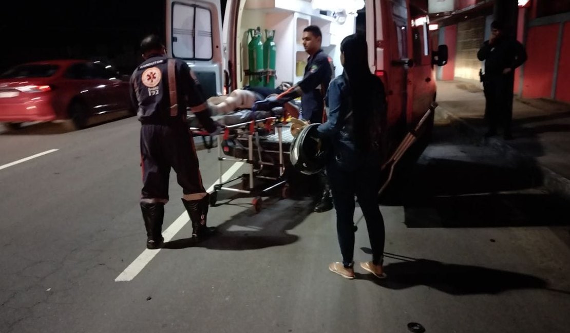 Colisão de carro de passeio em mureta deixa três homens feridos, na AL 110, em Arapiraca