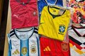 Receita Federal retém 22 toneladas de camisas de seleções e clubes no porto de Santos