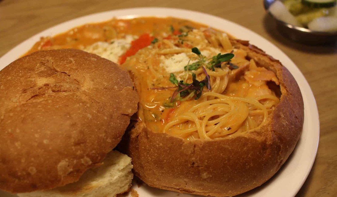 Comer pão, macarrão ou outro tipo de carboidrato à noite engorda?