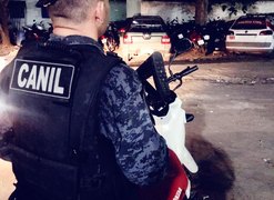 Mulher é flagrada após cão farejador localizar maconha e cocaína em telhado de residência, em Arapiraca