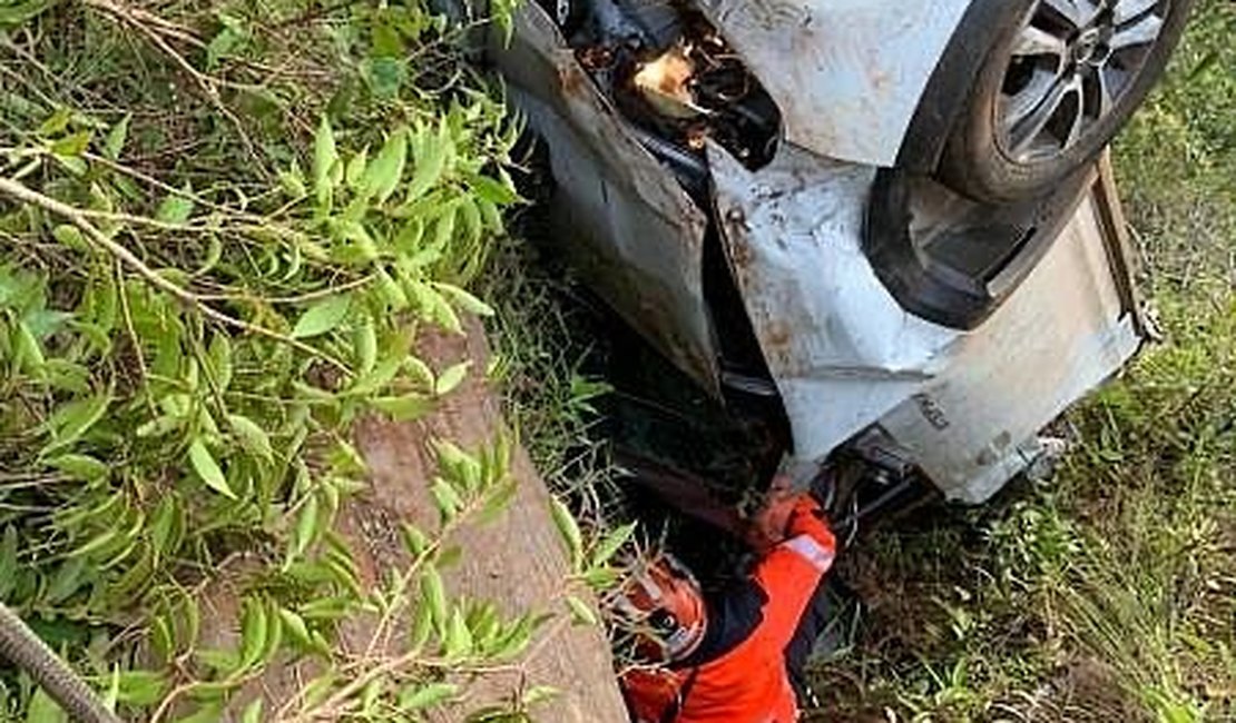 Mulher morre após dar ré e carro cair em ribanceira de 50 metros