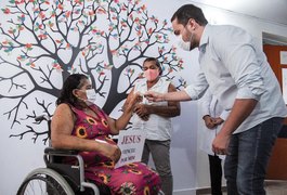 Visita do secretário da Saúde ao HEA é marcada por celebração à vida e valorização dos servidores