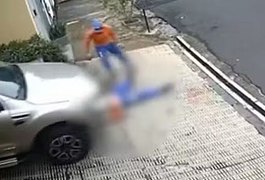 VÍDEO. Gari é atropelado por carro enquanto estava deitado em calçada para descansar