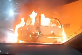Carro é destruído por incêndio em avenida de Maceió