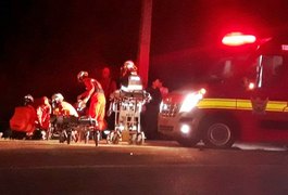 Colisão envolvendo duas motos e um carro deixa duas pessoas gravemente feridas em Satuba