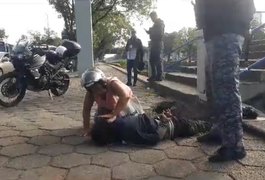 VÍDEO: Avó vê neto detido após tentativa de assalto e faz apelo para que ele deixe o crime: 'Tenha misericórdia de mim'