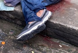 Homem sofre tentativa de homicídio em feira livre, em Penedo