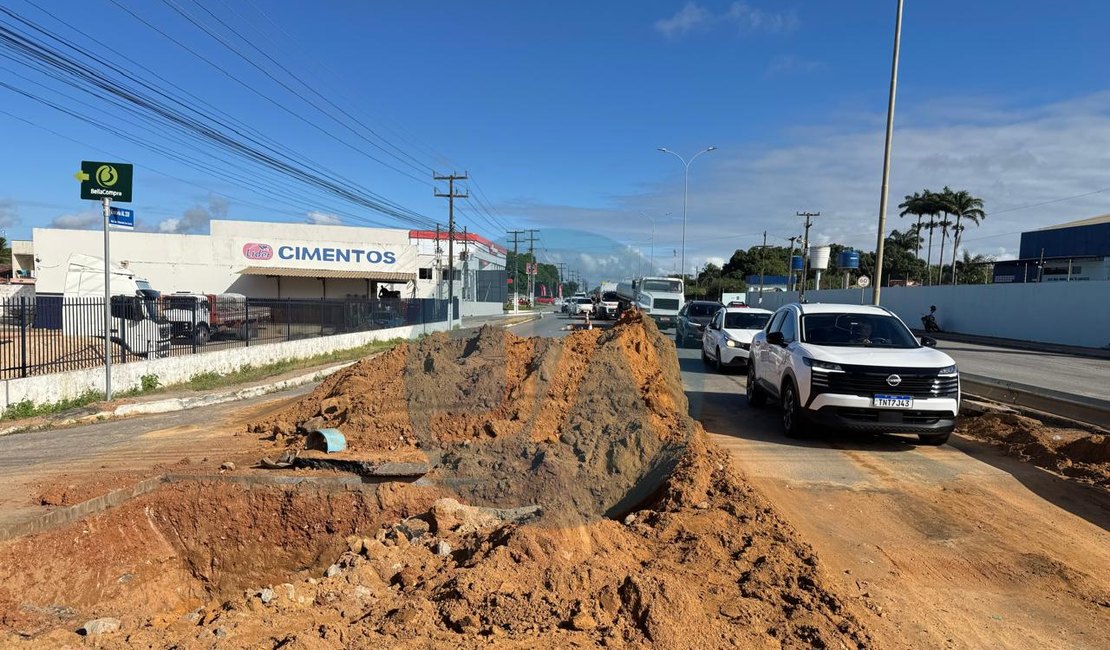 Cratera é aberta por causa de obra e trânsito fica lento na AL-220, em Arapiraca