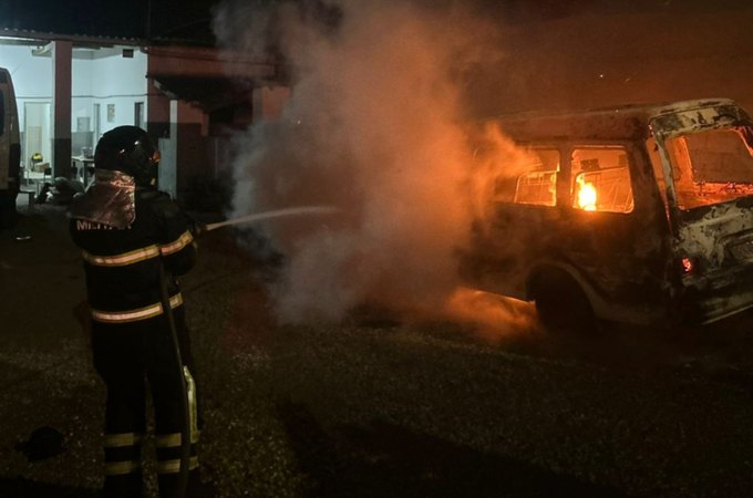 Van fica destruída após ser atingida por incêndio em frente a oficina mecânica em Arapiraca