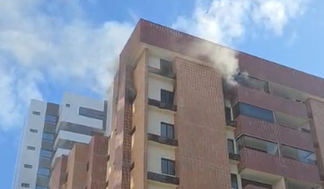 Incêndio atinge apartamento em prédio na Ponta Verde, em Maceió