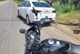Colisão entre carro e moto deixa homem ferido em Arapiraca