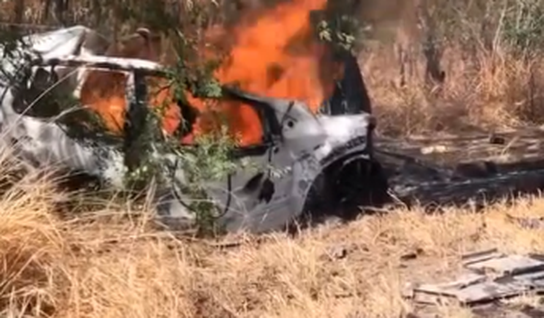 Carro pega fogo e três pessoas morrem carbonizadas após colisão com caminhão em Inhapi