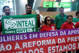 Servidores da Educação de Alagoas protestam contra propostas de reforma