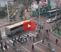 Torcedor é espancado em briga entre torcidas em Curitiba; veja o vídeo