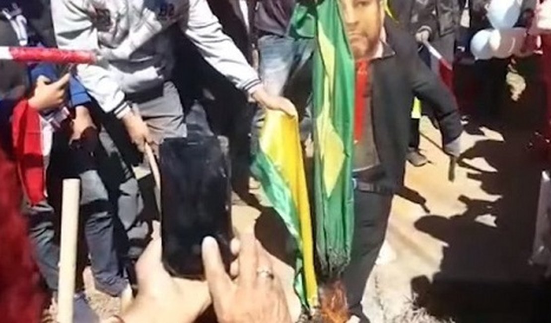 Paraguaios queimam bandeira do Brasil durante protesto