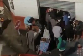 ASSISTA: Multidão de usuários de drogas invade lanchonete para praticar furtos em São Paulo