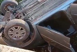 Capotamento de carro deixa duas pessoas feridas em Poço das Trincheiras