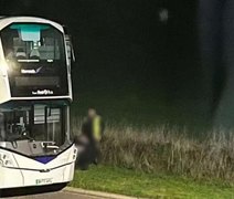 Motorista desce de ônibus para receber sexo oral na beira da estrada; polícia investiga caso