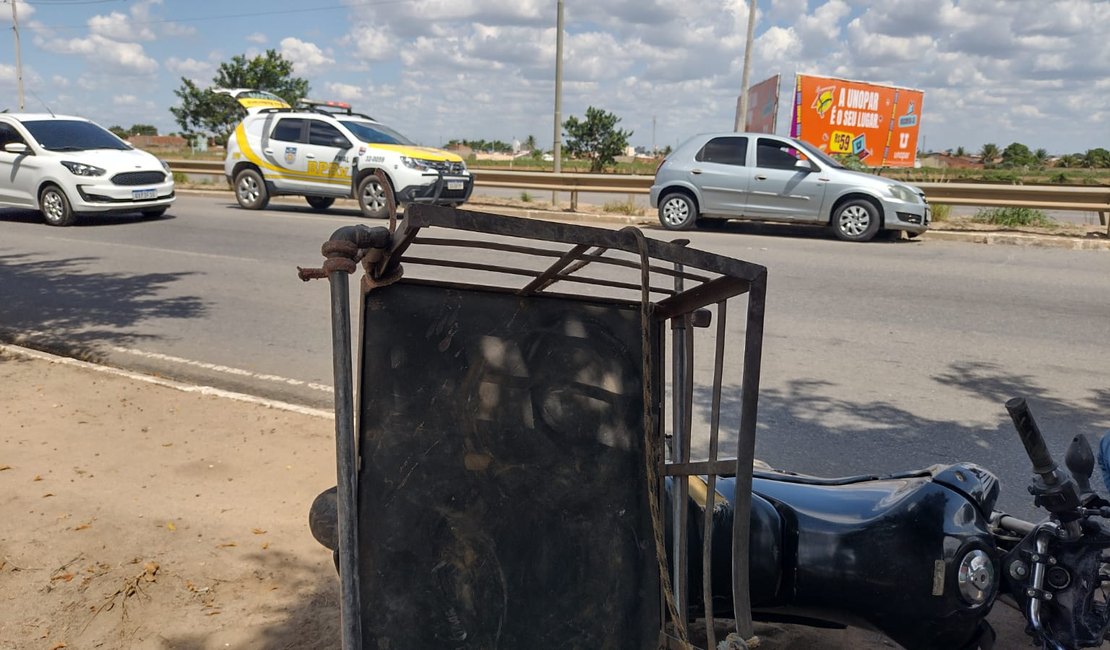 Colisão entre carro e moto deixa entregador ferido na AL-220, em Arapiraca