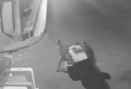 VÍDEO: Dupla leva corpos de irmãos para desova em carrinho de geladeira, em Maceió