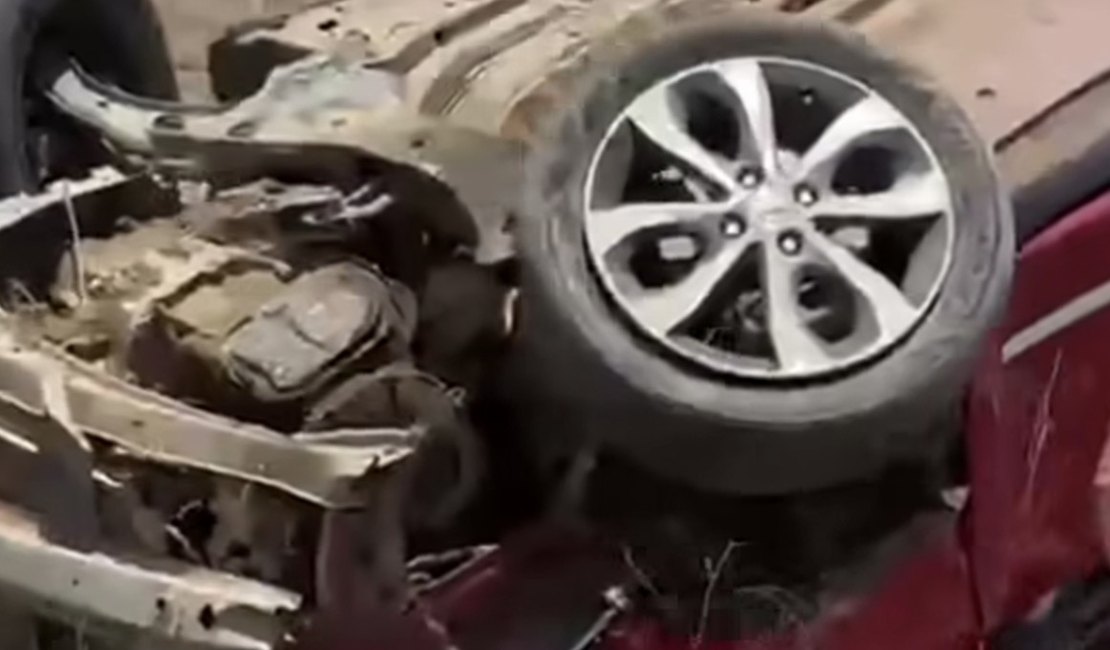 Motorista perde controle de carro e capota na AL-220, em Major Izidoro