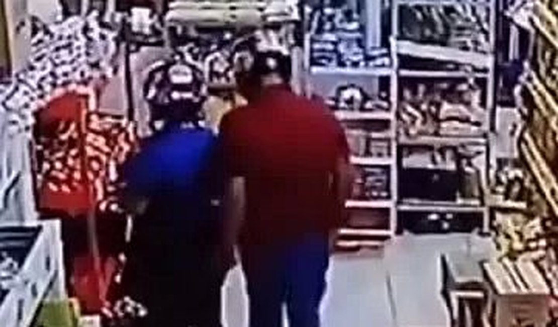 Homem importuna mulher em supermercado e é preso