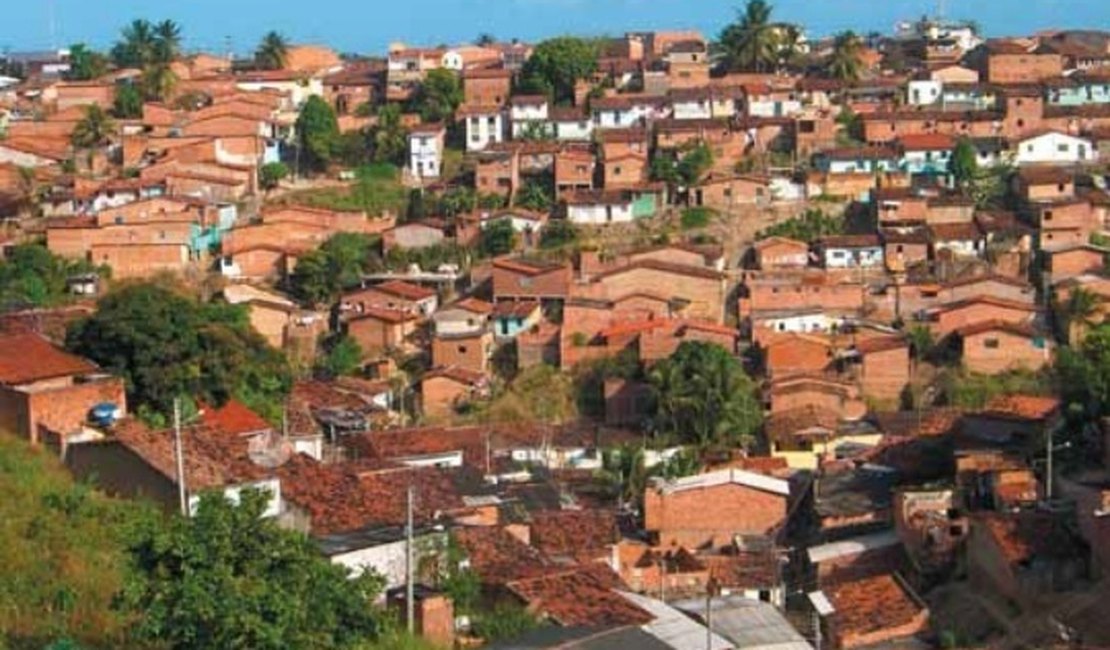 Mulher é presa por suspeita de tentar matar o pai de 72 anos