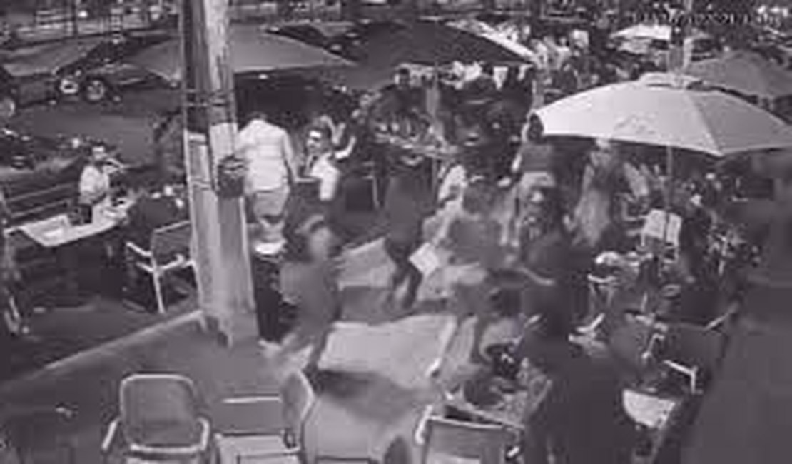 VÍDEO. Clientes saem correndo de bar após confundirem turma de crossfit com arrastão