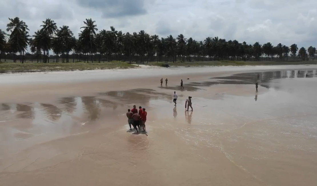 Registro aéreo mostra tentativas de reanimação e retirada do mar de banhista que morreu afogado na Praia do Francês