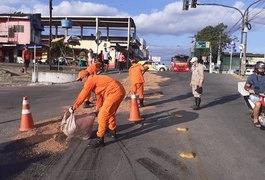 Bombeiros são acionados após caminhão deixar rastro de óleo na via, no bairro Cacimbas