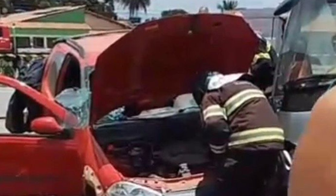 Colisão entre carro e caminhão deixa vítima presa às ferragens em rodovia do Agreste alagoano