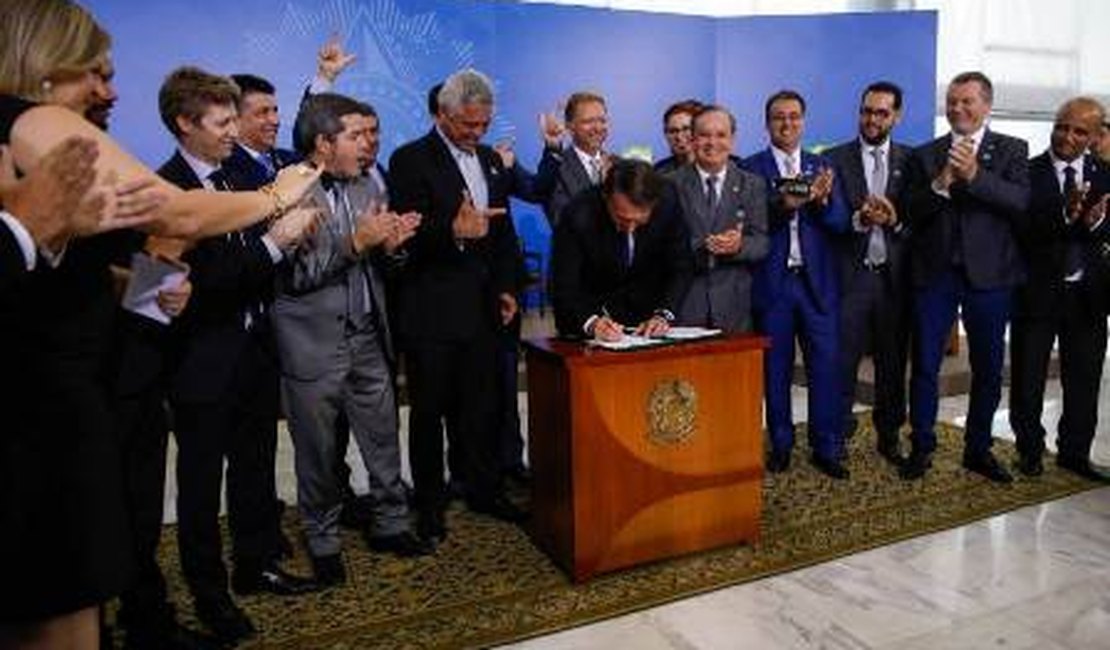 Governadores de 13 estados e do DF divulgam carta aberta contra decreto de armas de Bolsonaro