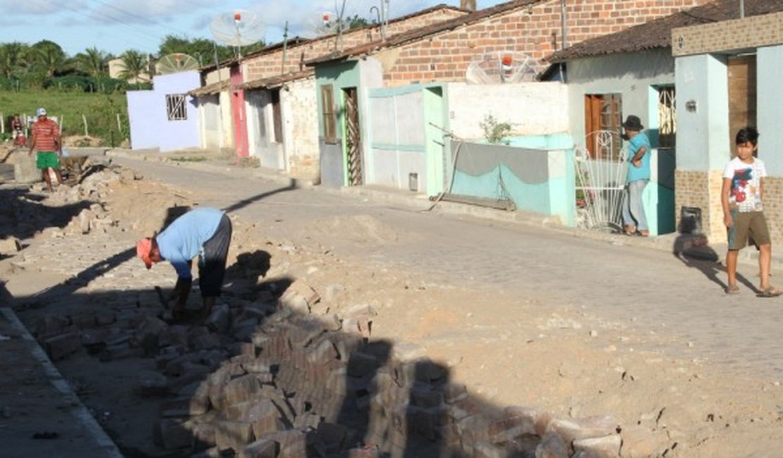 Moradores do bairro Canafístula recebem mais de 30 obras