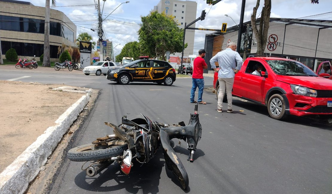 Arapiraca: Motociclista avança sinal vermelho e fica gravemente ferido após batida