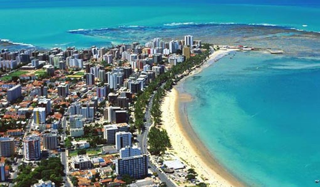 Peladona desfila por Avenida em Maceió