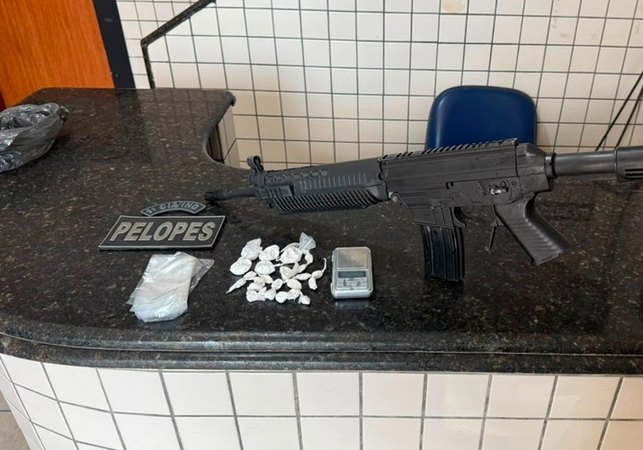 Após denúncia anônima, jovem é preso com simulacro de fuzil e cocaína em São Miguel dos Campos