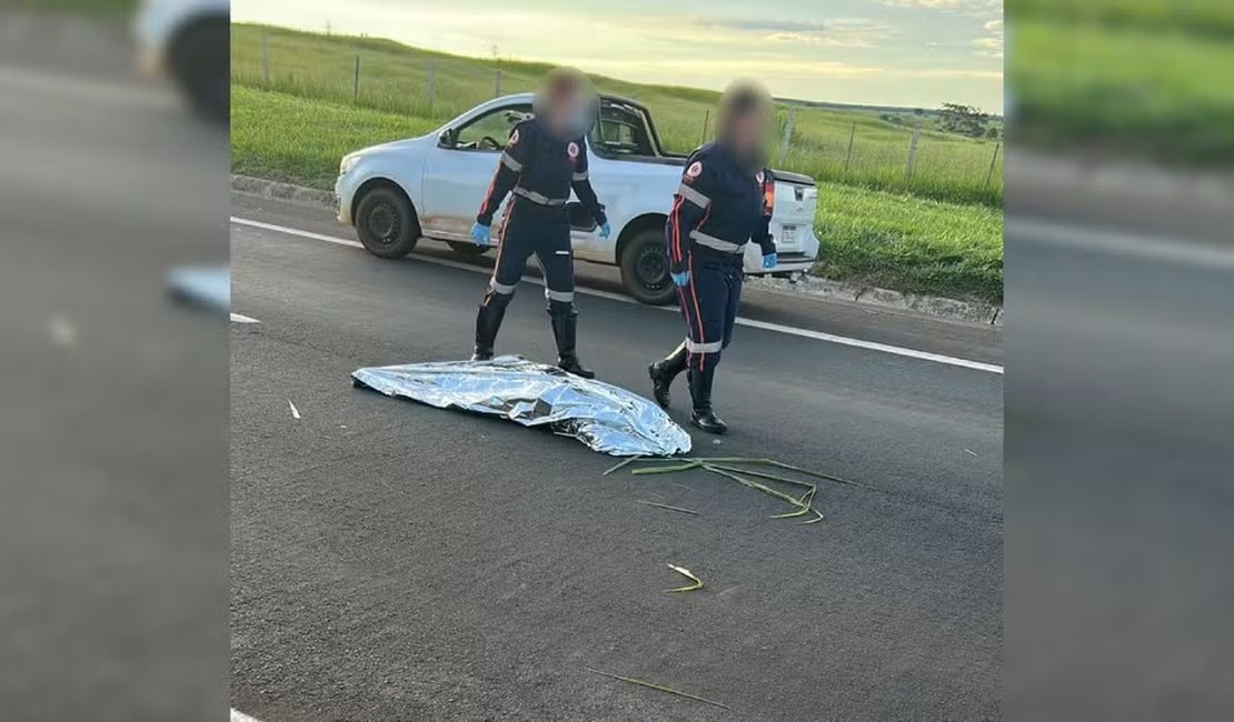 Mulher atropelada em rodovia é declarada morta pelo Samu, deixada na pista e reanimada minutos depois por socorrista
