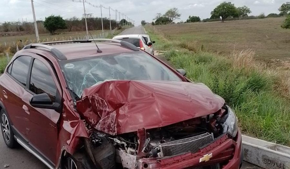 Motorista perde controle da direção e carro derruba poste em Girau do Ponciano