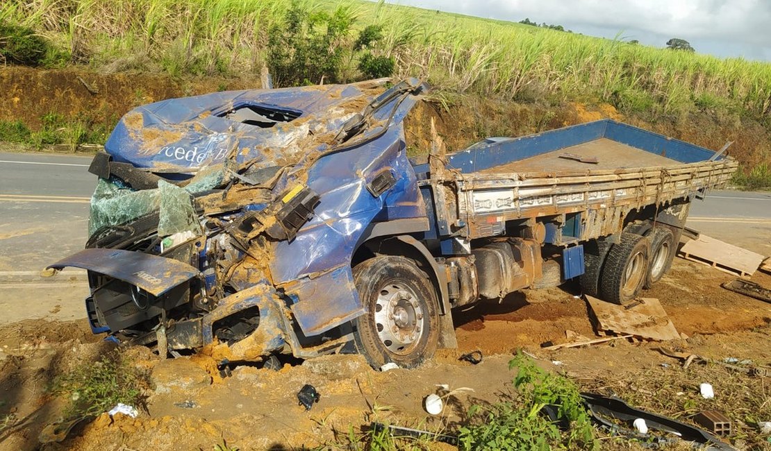 Carga se desprende em curva e caminhão tomba em rodovia de Alagoas
