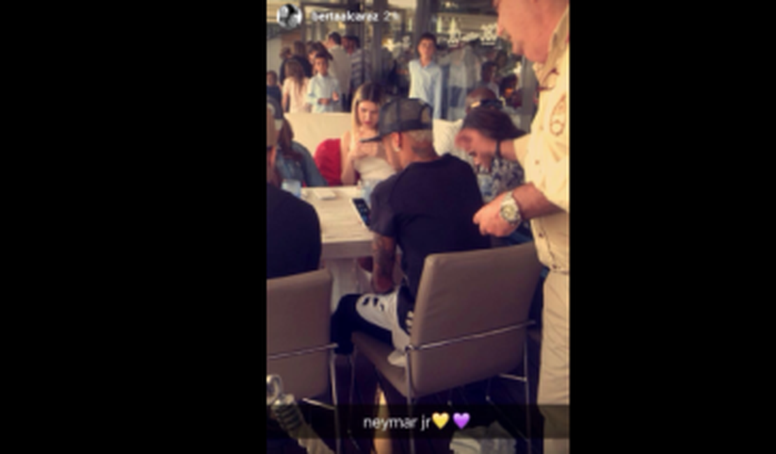 Neymar e Bruna Marquezine são vistos juntos em restaurante na Espanha