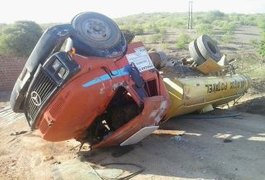 Caminhão pipa perde força e tomba em ladeira em Pão de Açúcar