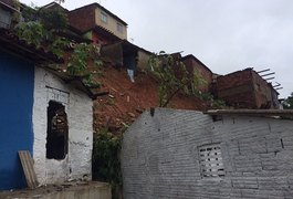 Famílias permanecem morando em área onde barreira destruiu casas em Maceió