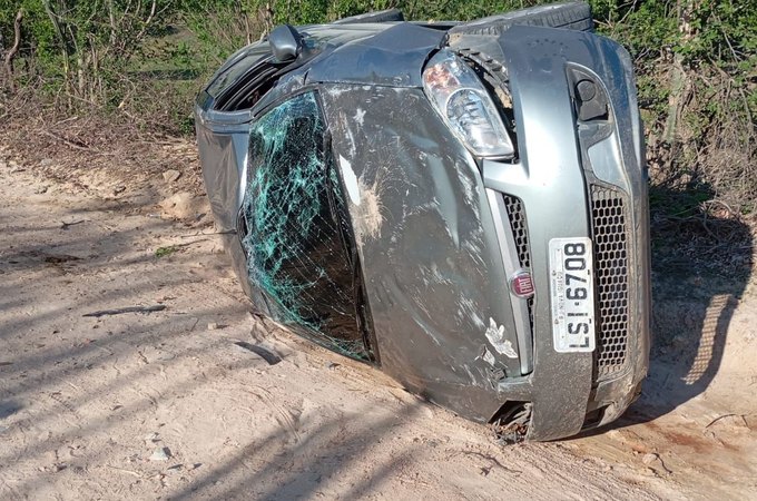 Veículo de passeio capota na zona rural de Pariconha; motorista não se fere