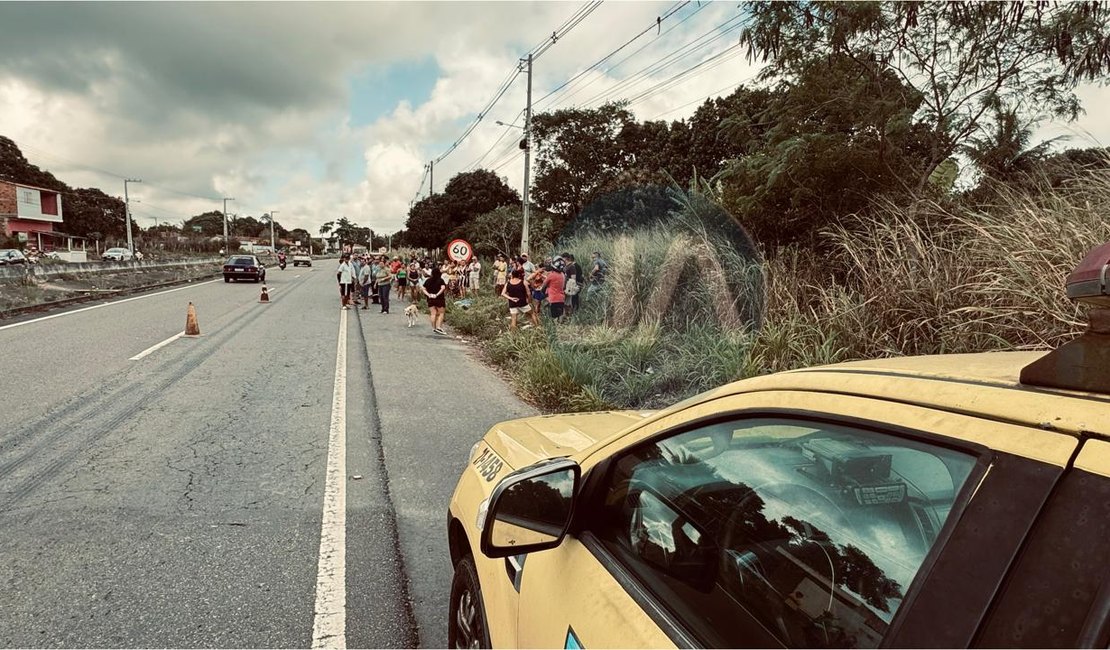 Ciclista morre ao ser atingido por carro de médico legista, na AL 220, em Arapiraca