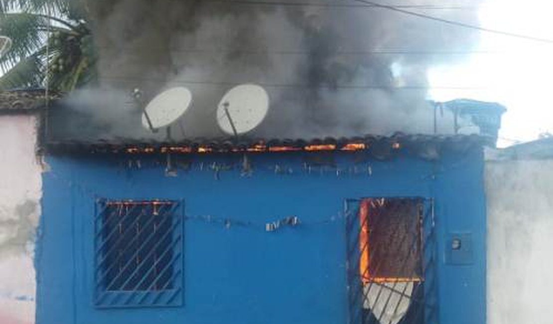 Vídeo. Residência pega fogo e assusta moradores em São Sebastião