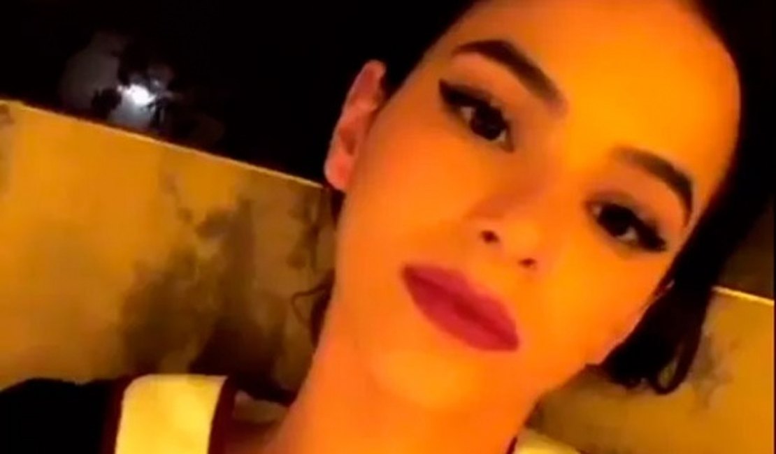 Marquezine fica presa do lado de fora do quarto de hotel em Milão